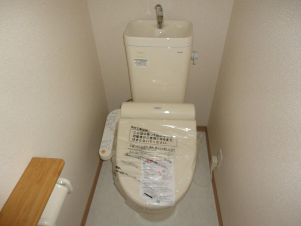 Toilet. Same specifications reference photograph