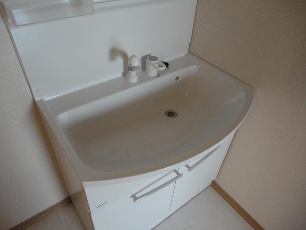 Wash basin, toilet. Same specifications reference photograph
