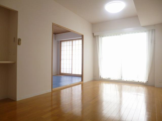 Living. Living dining about 9.31 Pledge. State of living, There is a Japanese-style room in the photograph left hand.