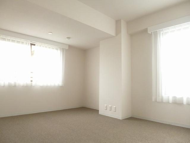 Non-living room. Western-style room is spacious space with about 9.71 Pledge. Yang hit a two-sided lighting ・ Ventilation is good. Walk-in closet with.