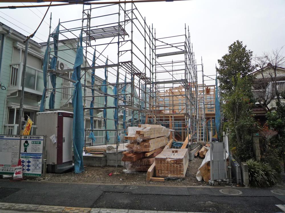 Local photos, including front road. Local (December 27, 2013) was taken 2 Building completion of framework.