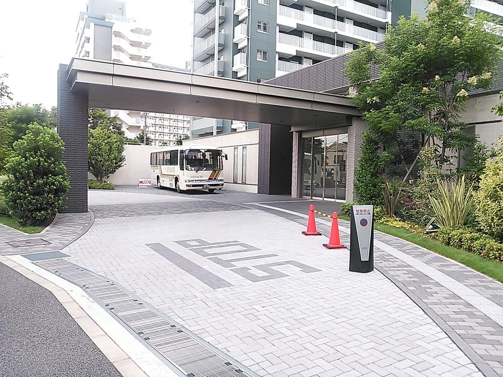 Entrance. Akurasu Main Entrance It is a private shuttle bus service between the Hirai Station ⇔ Akurasu