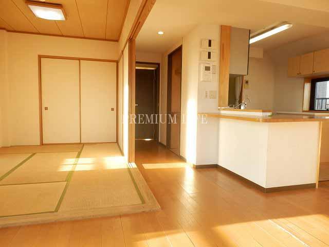 Living. «Japanese style» Further open feeling full if Akere the sliding door between the Japanese and living.