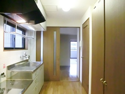 Kitchen. It is a bright kitchen with a window ☆