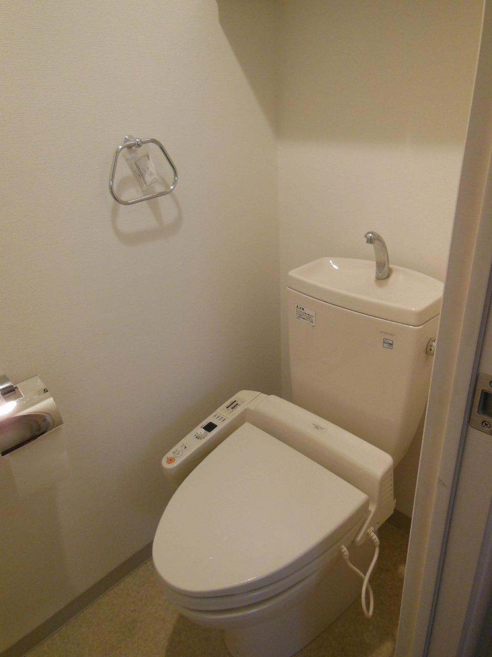 Toilet. Local (11 May 2013) Shooting