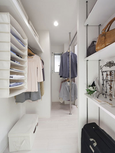 Receipt.  [Super walk-in closet] Available from two directions, Large capacity charm. Since the storage capacity is, Also, such as seasonal clothing and suitcase, You Shimae together. Finely height, such as the adjustable shelves and two-stage pipe, Efficiently, Ingenuity is also packed that can be functionally storage.