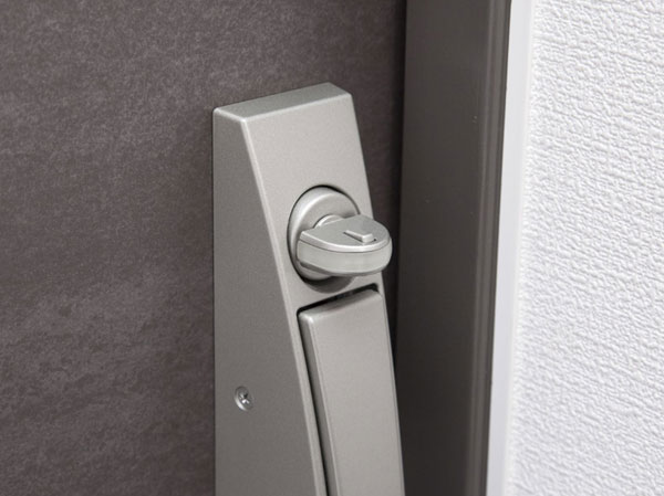 Security.  [Crime prevention thumb turn] Adopted a crime prevention thumb of the system to turn on both sides of the button pushing while knob with your finger. Such as a wire from the outside is effective in incorrect lock turning the thumb of the indoor side.