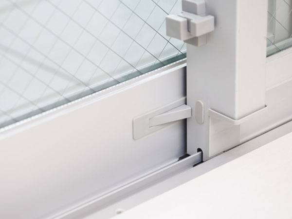 Security.  [Ventilation stopper] Crime prevention and of small children safely consideration in the ventilation, Adopt a sash with a stopper. With peace of mind you can ensure the ventilation. (Some windows only)
