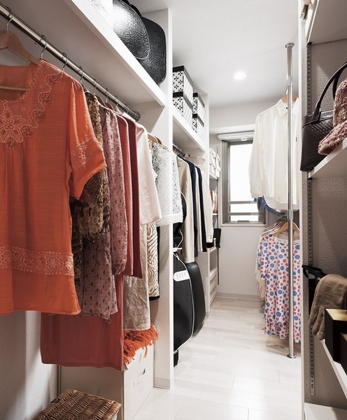 Building structure. <Super walk-in closet> seasonal clothing and large suitcase can also be happy to storage, Large capacity storage. Adjustable shelves and also pre-installed two-stage pipe