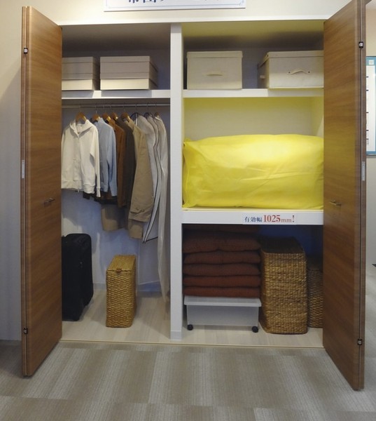 Building structure. <Futon closet> futon and costumes case fits neat, Large storage with depth. Standard equipment on all dwelling unit (amenities four points the same specification)