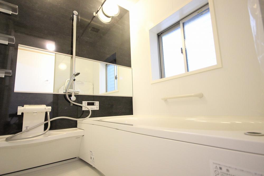 Bathroom. It is spacious bath of 1 pyeong type