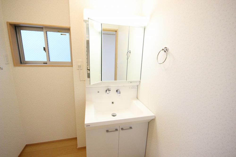 Wash basin, toilet. The amount of storage is a rich three-sided mirror