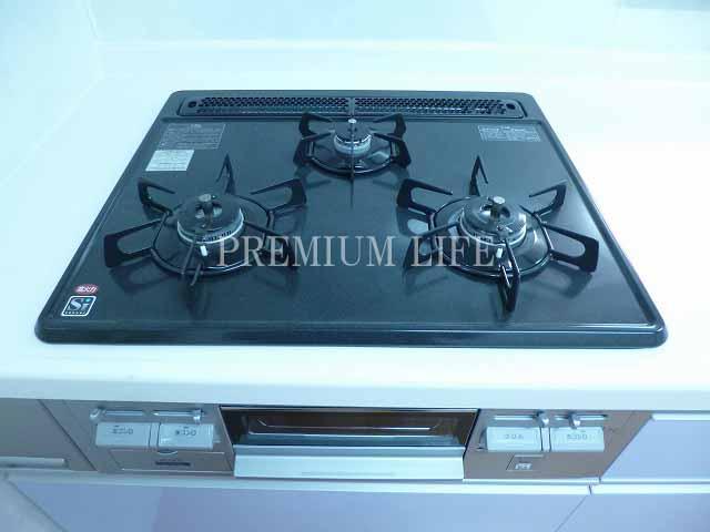 Kitchen.  [Gas stove] Stove glass top is easy to clean
