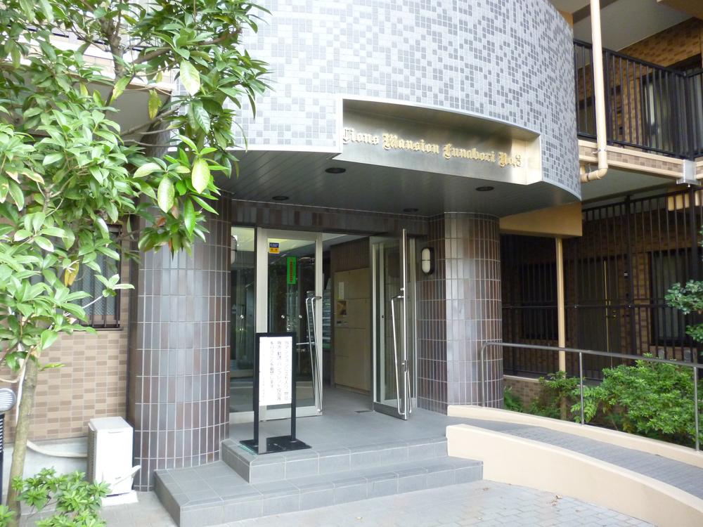 Entrance. Common areas planted 栽豊 entrance