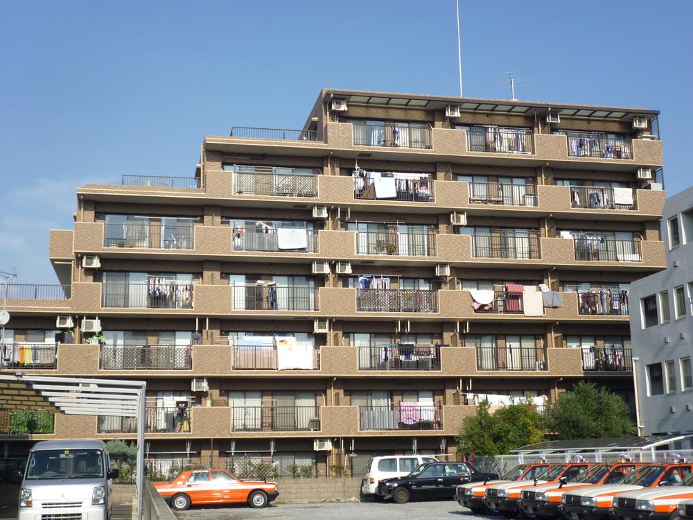 Local appearance photo. Local (11 May 2013) Shooting There is a feeling of weight is stuck dark brown tile.