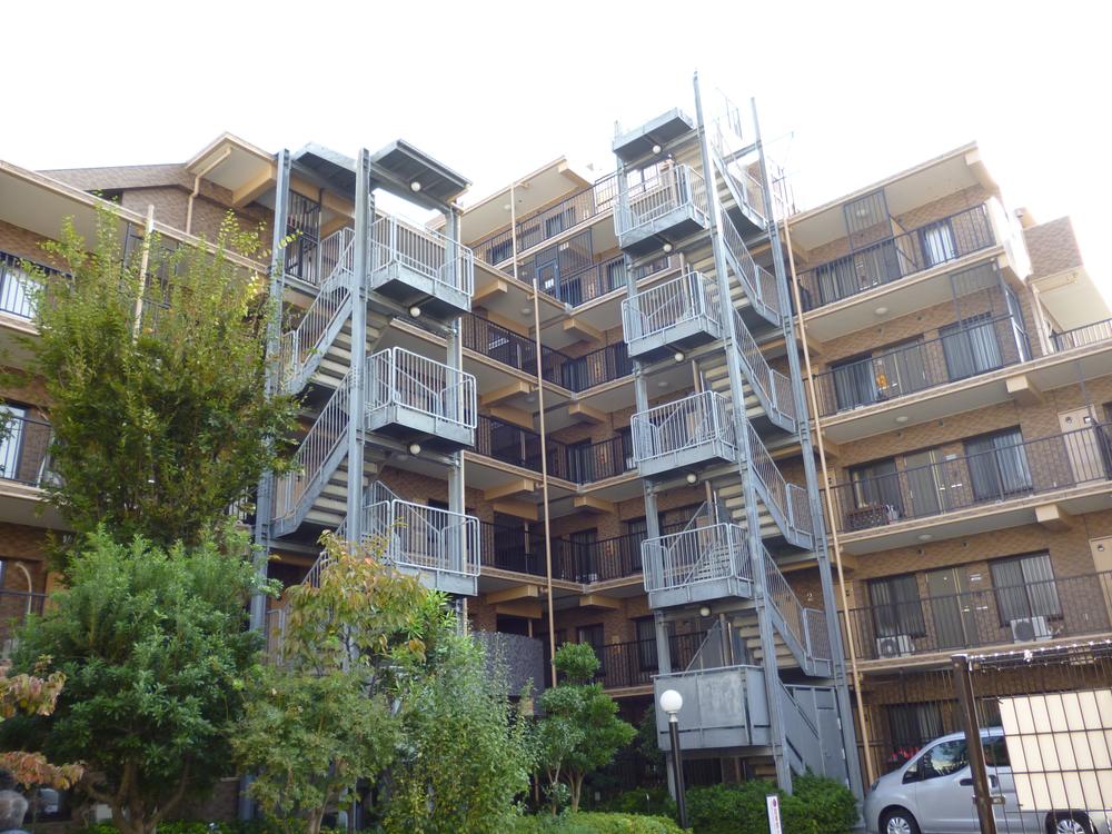 Local appearance photo. Local (11 May 2013) Shooting Appearance as seen from the north side. It is either planted 栽豊 around Entrance.