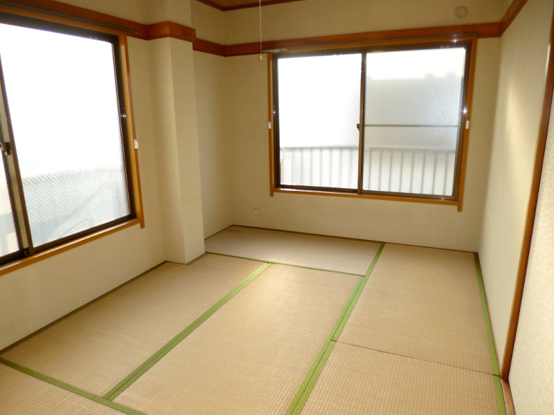 Other room space. Japanese-style room 6 tatami There are two sides lighting. 