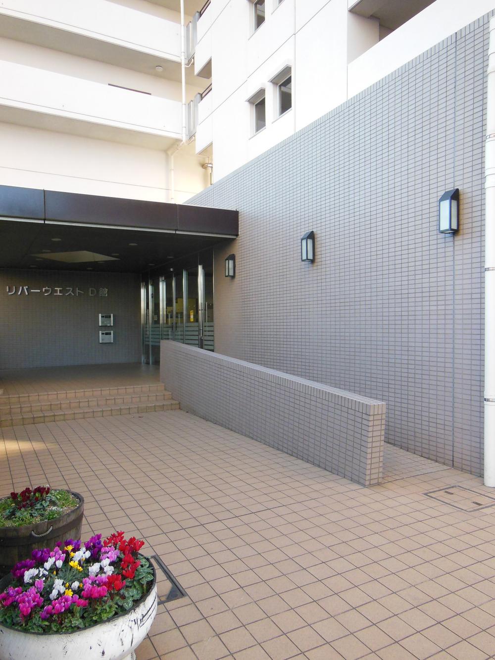 Entrance. Common areas