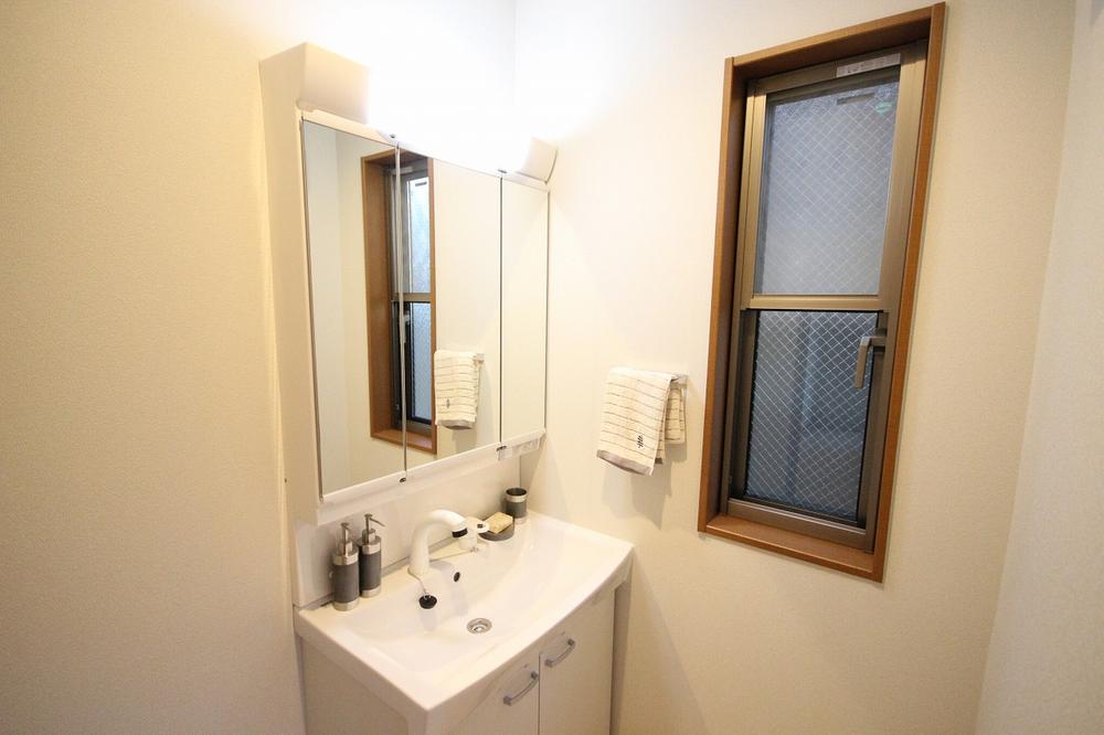 Wash basin, toilet. Three-sided mirror is also there is the amount of storage