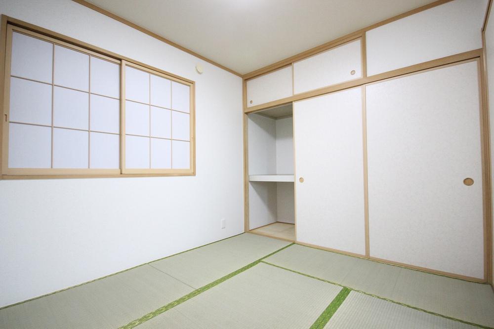 Non-living room. Japanese-style room is abundant storage space