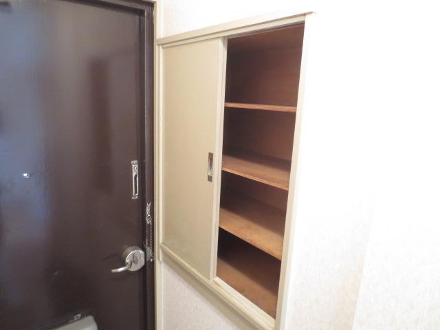 Entrance. Cupboard