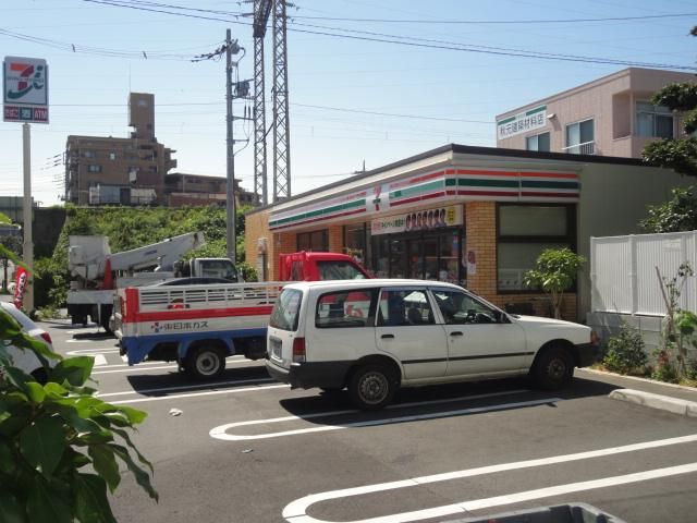 Convenience store. Seven-Eleven (convenience store) to 200m