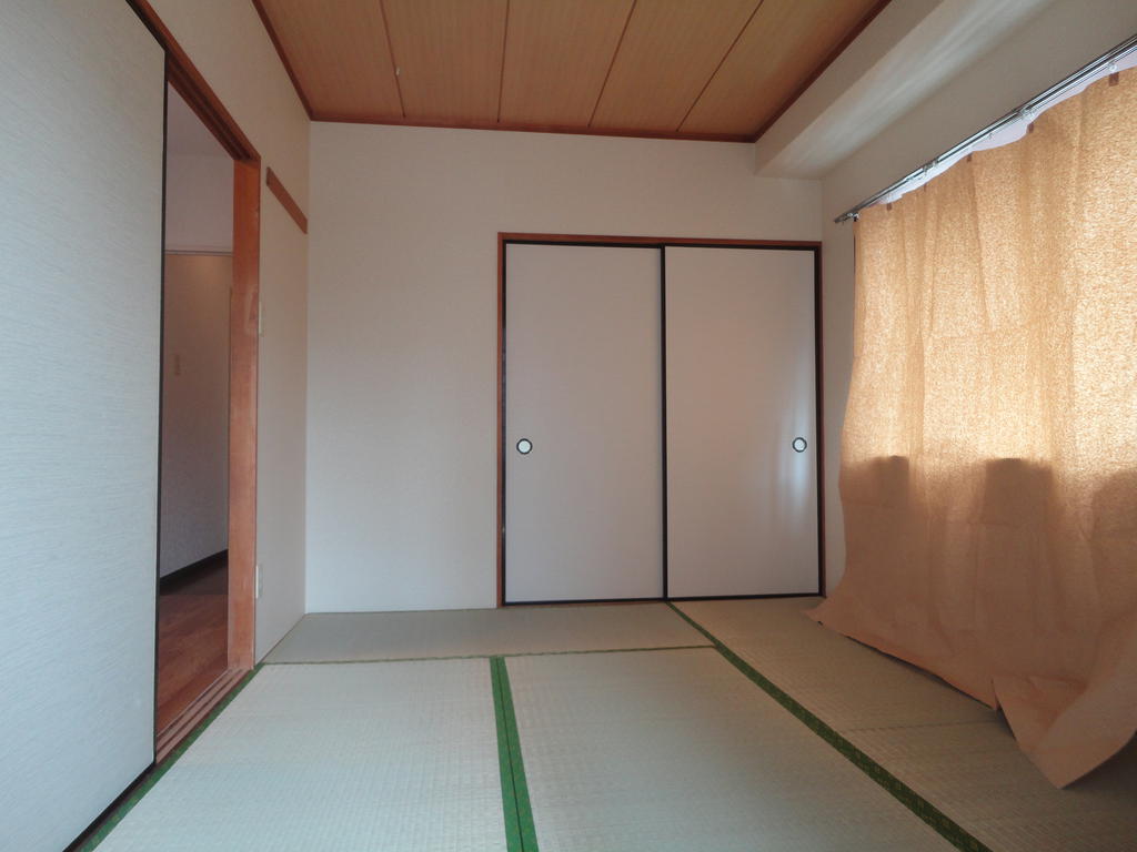 Living and room. Japanese-style room 6 quires closet