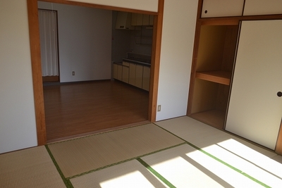 Living and room. It is a Japanese-style room is still want 1 room