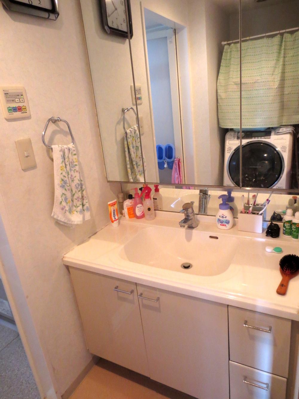 Wash basin, toilet. Washbasin with convenient three-sided mirror in your makeup Convenient storage on the back of the mirror