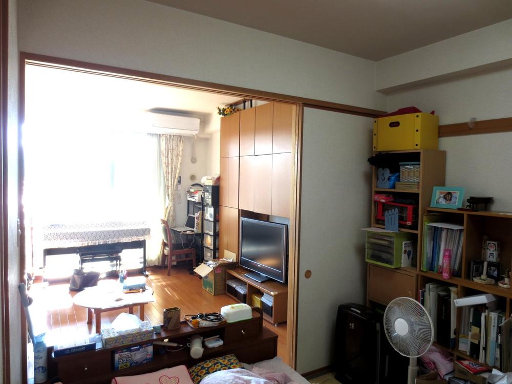 Non-living room. Overlooking the living room from the Japanese-style room There is a bright light enters to Japanese-style room