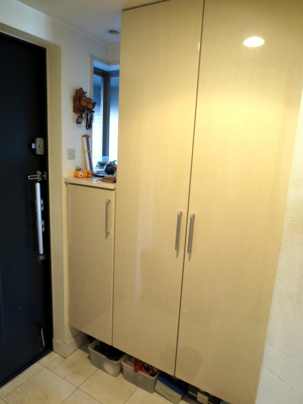 Entrance. There is a window in the front door, Bright impression