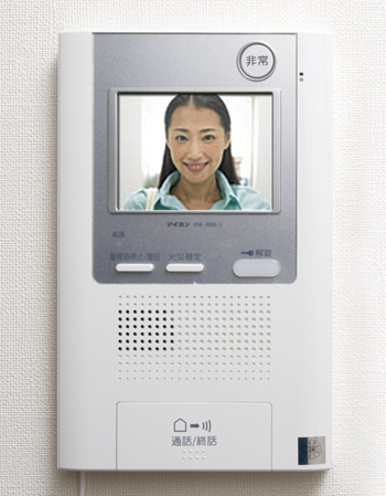 Security.  [Auto-lock system with a color monitor to shut out a suspicious person in advance] The monitor of each dwelling unit, Check the visitor who is in the entrance hall. It is safe because it unlocked from the check with the video and audio.  ※ The image is inset image. (Same specifications)