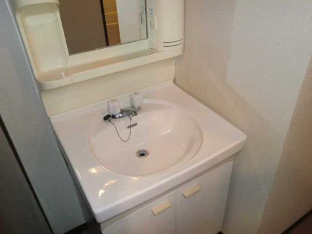 Washroom. Wash basin