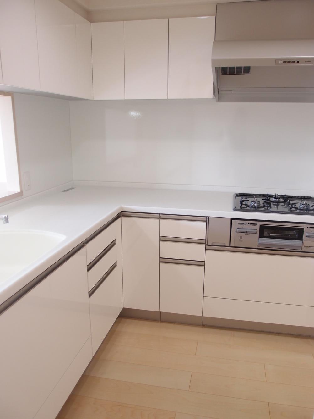 Kitchen. It has exchanged renovation. It is 2Way kitchen that can ensure the flow line!