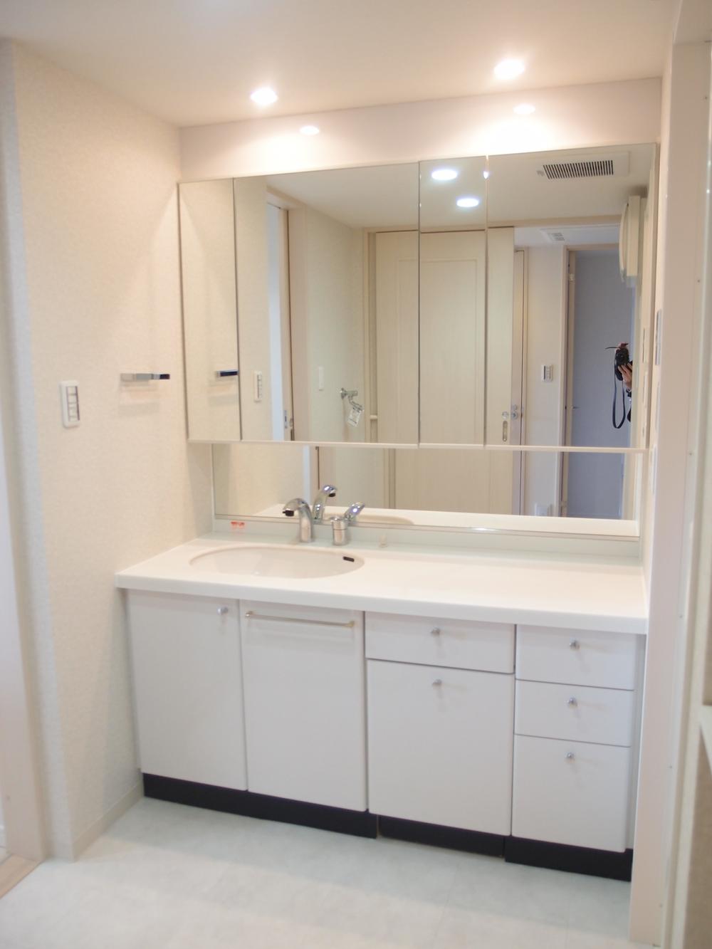 Wash basin, toilet. Large mirror glad to women. Sink is Yes then to the left. You can also use to smooth time each other included in the morning