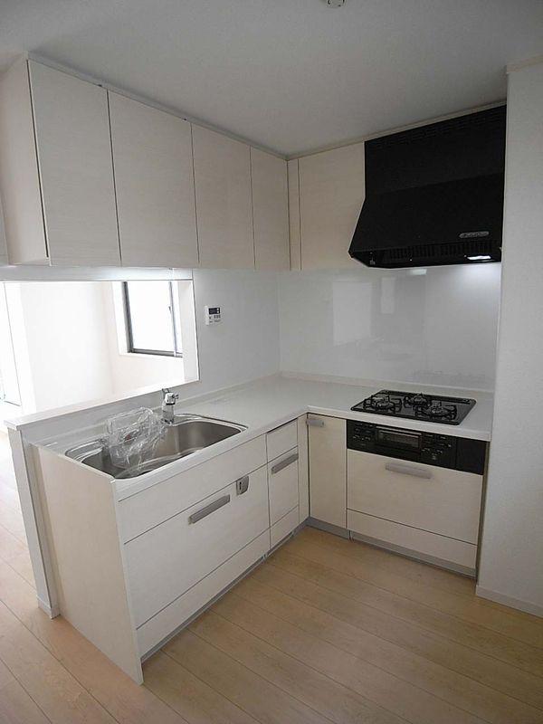 Kitchen. L-shaped face-to-face kitchen, Is an excellent system kitchen Even storage.