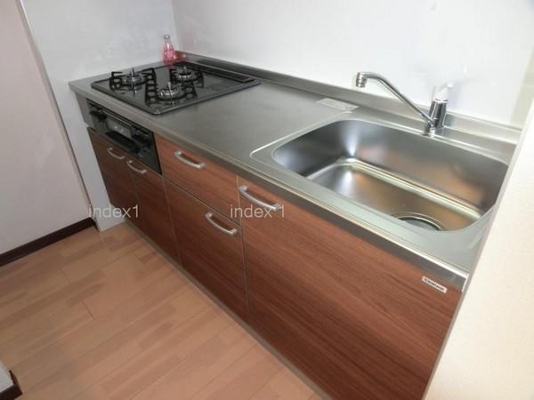 Kitchen. Hakadori you dishes in the 3-burner stove