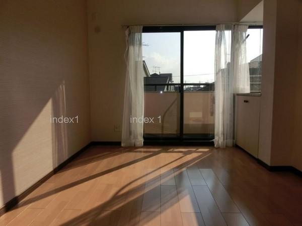 Non-living room. Bright sunshine will plug from window ☆