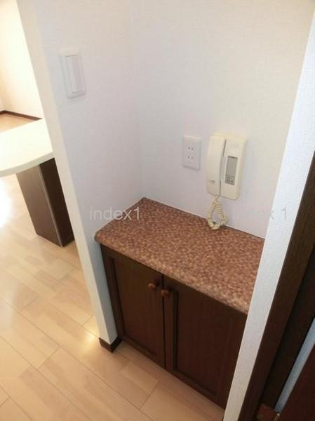 Receipt. Accents decorate the phone and flowers