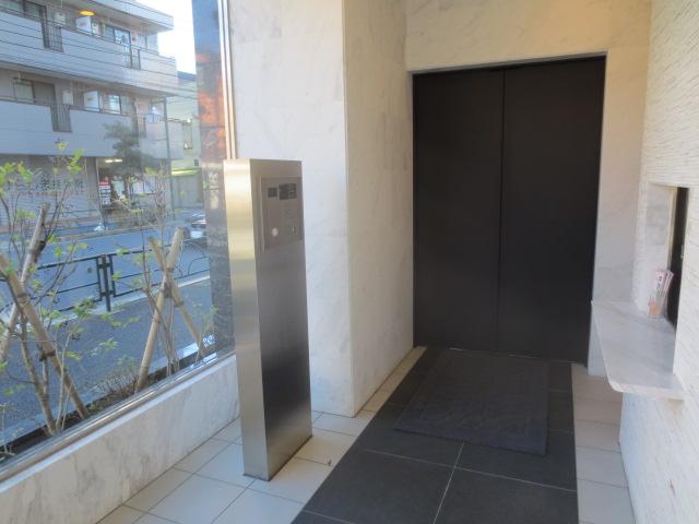 Entrance. Auto-lock part of the sharp impression