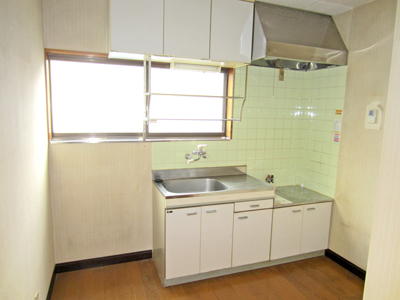 Kitchen. Yes window