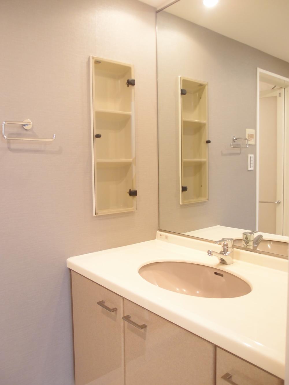 Wash basin, toilet. Indoor (12 May 2013) Shooting