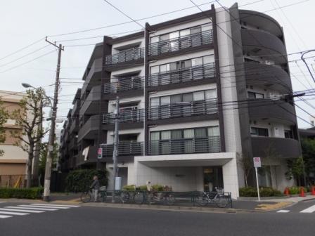Local appearance photo. The outer wall of the building, It consists of a combination of black tea a white tile as keynote. Local (10 May 2013) Shooting