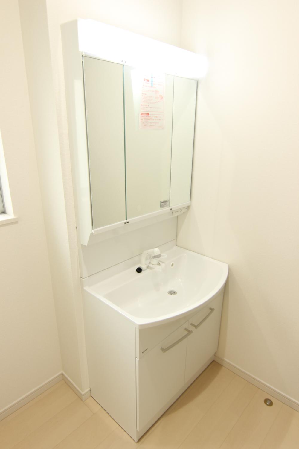 Wash basin, toilet. Morning Shan music Shampoo dresser