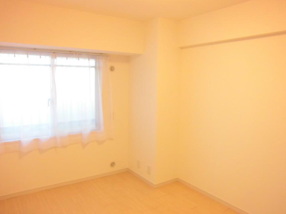 Non-living room. Western is