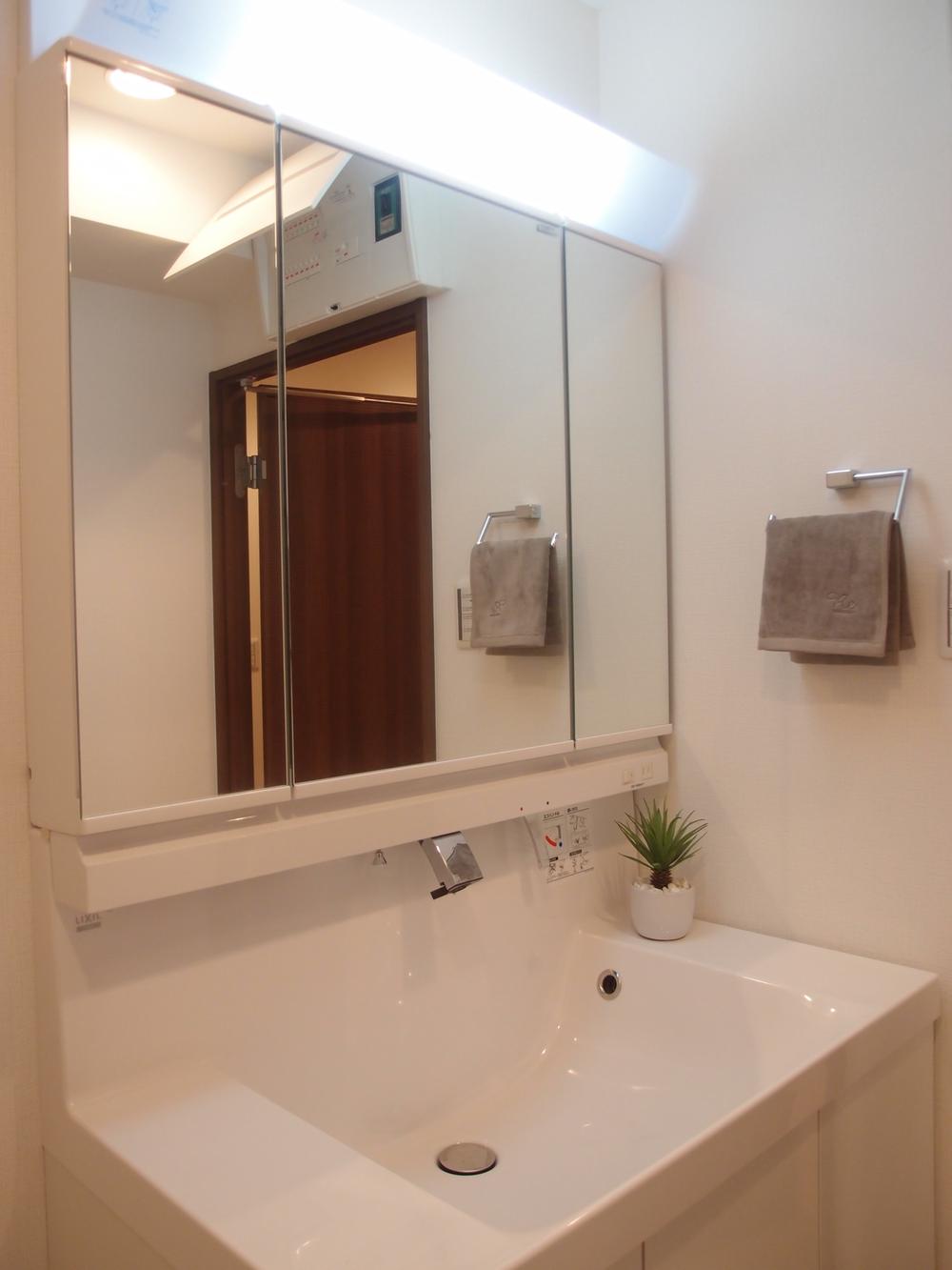 Wash basin, toilet. Indoor (12 May 2013) Shooting