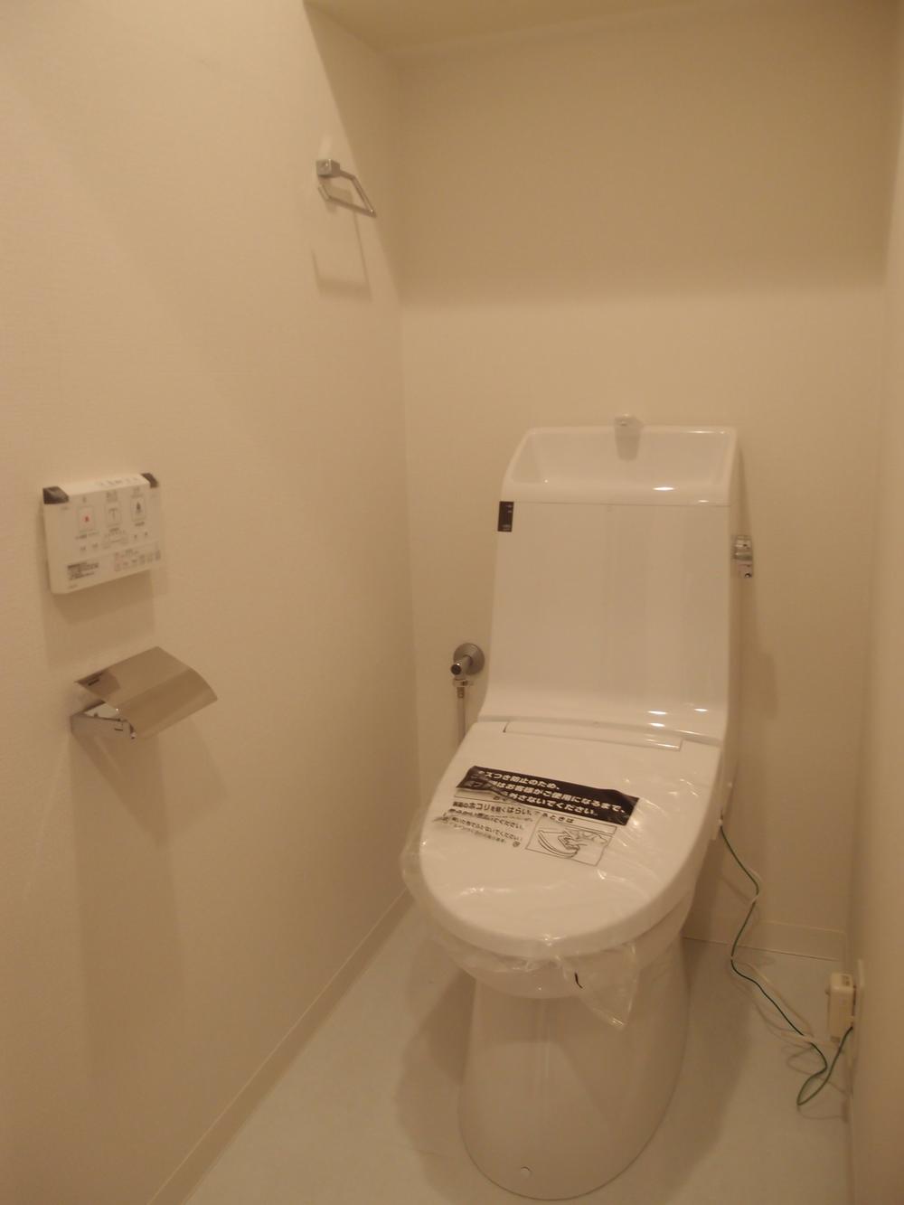 Toilet. Indoor (12 May 2013) Shooting