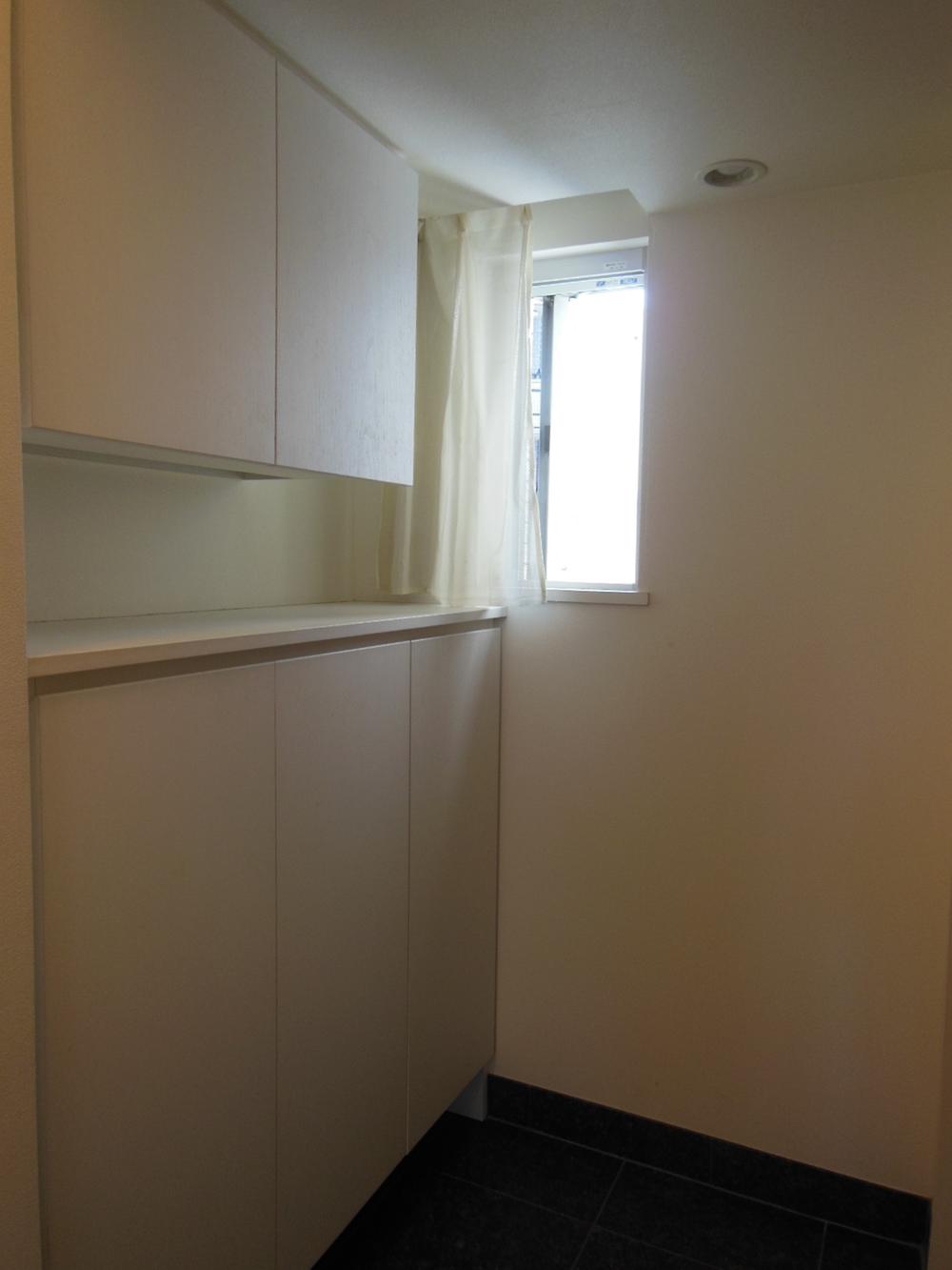 Entrance. It can capture the light and wind from a small window provided in the side of the footwear put!