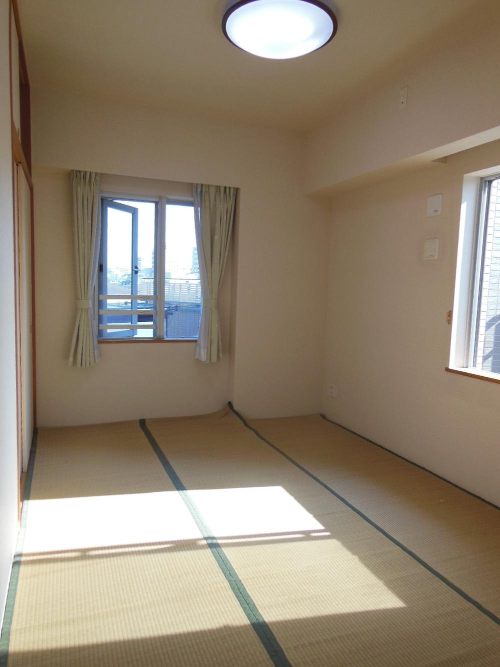 Non-living room. Is a good bright Japanese-style room of per yang with two faces the opening of the south and east. .