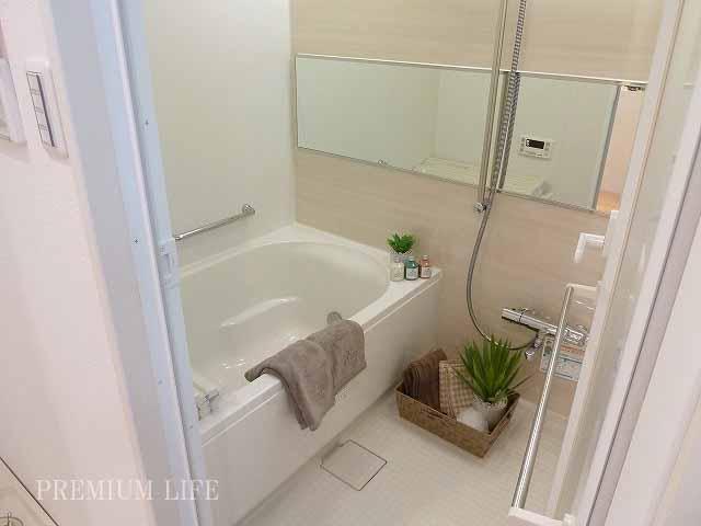 Bathroom.  [bathroom] It is spacious likely to be refreshed in the bathroom of a fresh design.